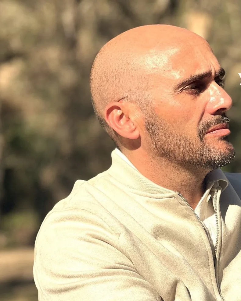 Elías Vázquez al aire libre, con los brazos cruzados