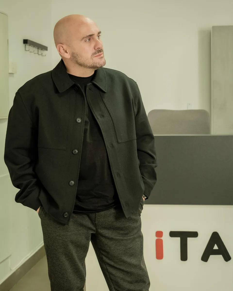 Elías Vázquez en el centro de Sevilla Este, junto al mostrador del Instituto Terapéutico Andaluz