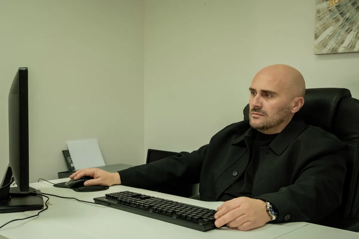 Elías Vázquez en su mesa, mirando la pantalla del ordenador